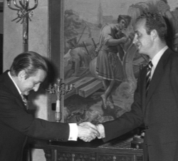 El Príncipe, Juan Carlos de Borbón, recibe al nuevo vicepresidente del Gobierno, Torcuato Fernández Miranda, después del acto de jura de los nuevos mi